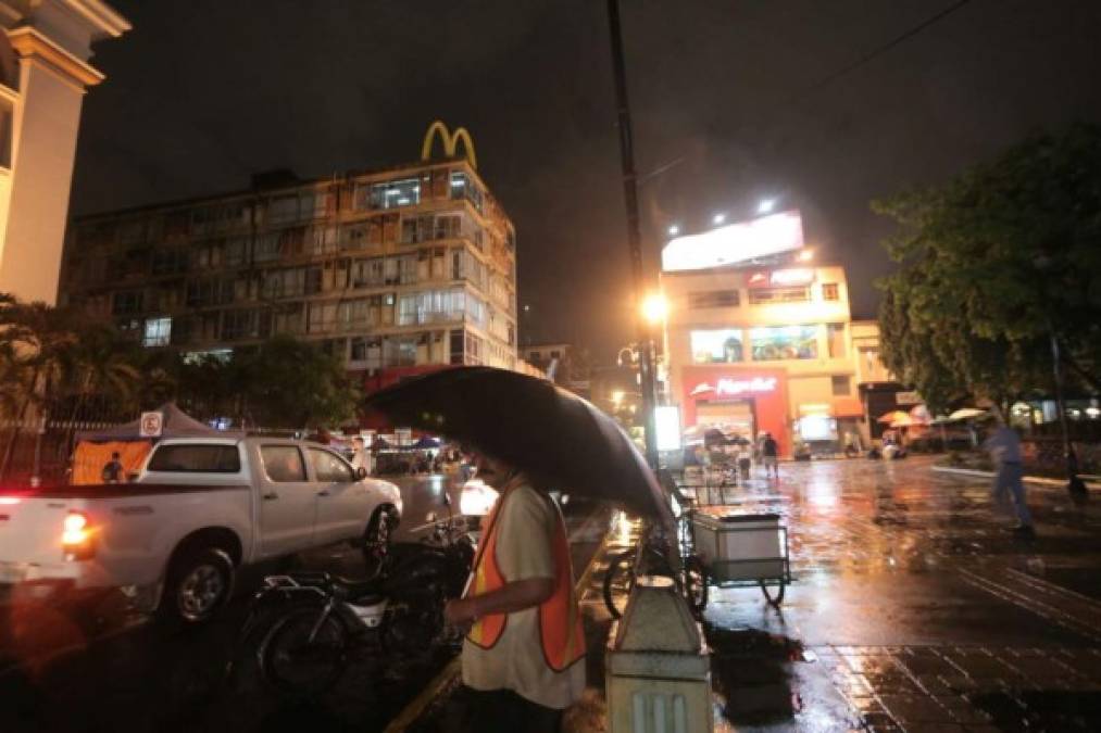 Una tormenta con vientos huracanados cayó en la noche de este lunes sobre San Pedro Sula, donde dejó calles inundadas y cortes de energía. Fotos Melvin Cubas