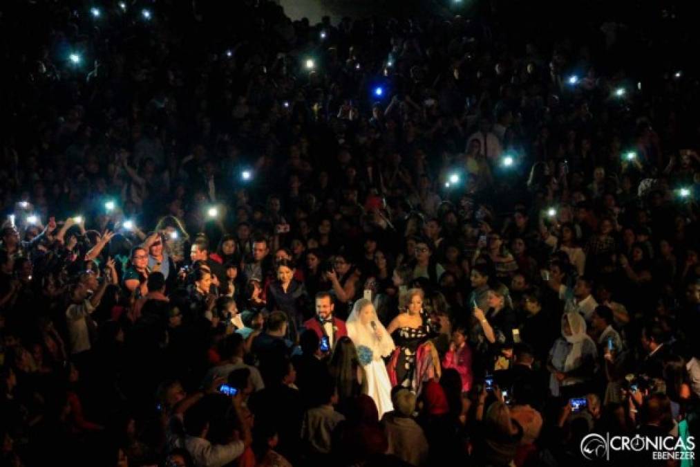 Miles de personas asistieron a la boda de Hannah Ponce, hija menor del pastor German Ponce. La joven contrajo nupcias en la Iglesia De Cristo Ebenezer, en medio de una ceremonia multitudinaria.