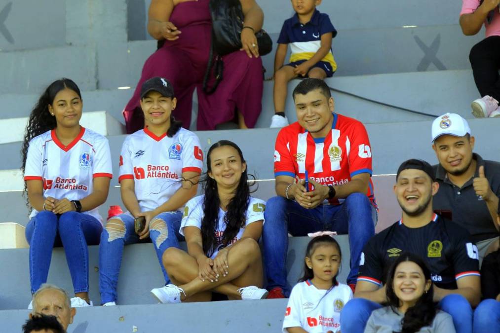 Aficionados del Olimpia asistieron al estadio Ceibeño para disfrutar de una linda tarde de fútbol.