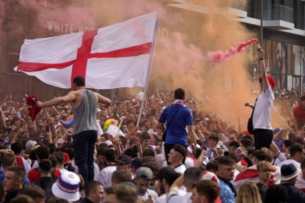 Un ambiente tenso se vivió en Wembley para la final de la Eurocopa que han disputado las selecciones de Inglaterra e Italia. Fotos AFP y EFE.