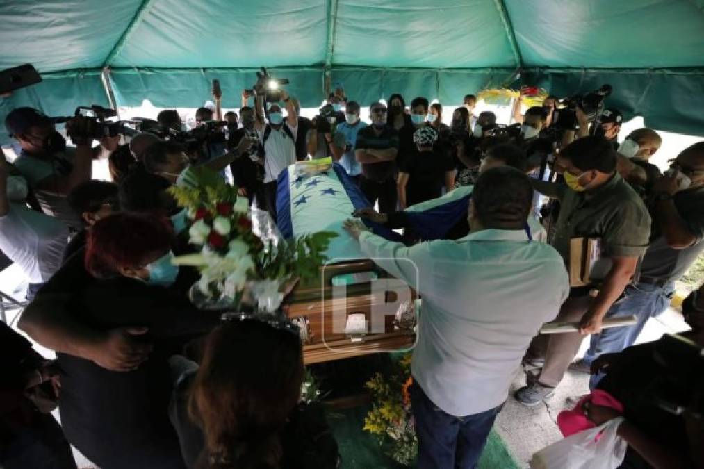 El entierro de Chelato Uclés fue en el cementerio Santa Cruz Memoriales de Tegucigalpa.