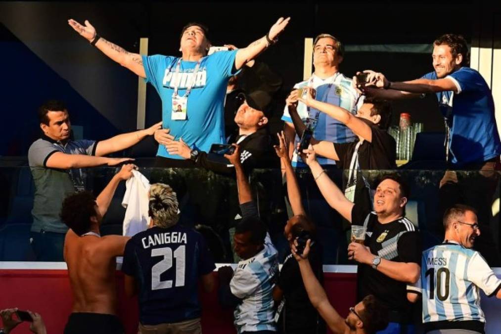 Diego Maradona antes del inicio del partido se dejó querer por los aficionados argentinos. Foto AFP