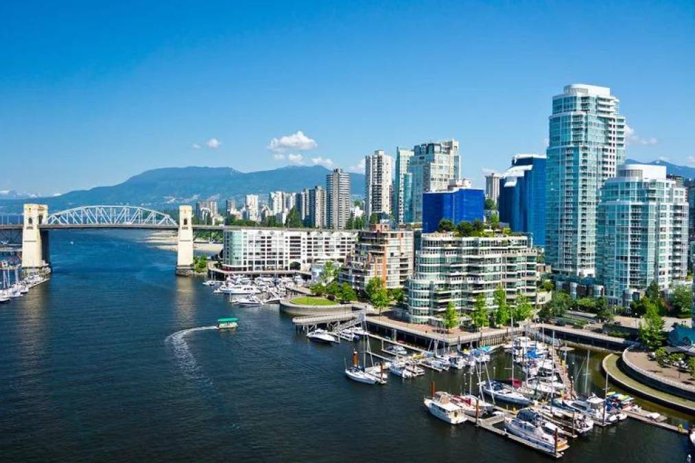 Vancouver ha sido votada varias veces como una de las diez mejores ciudades para vivir. Es una ciudad poblada por una sociedad cosmopolita, educada, de alto poder adquisitivo y rodeada de un escenario natural.
