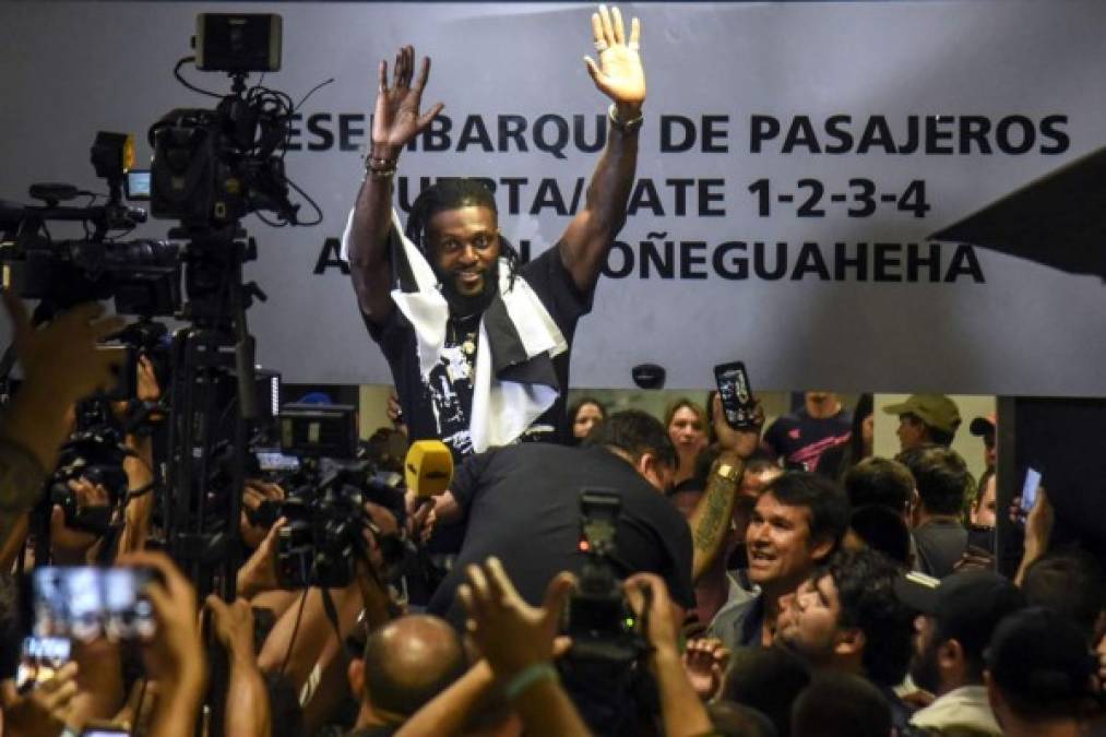 A los cantos de 'Manolito, Manolito', como le decían en el Real Madrid, y 'esta es tu gente Adebayor', centenares de hinchas del Olimpia recibieron al jugador africano, de 35 años.