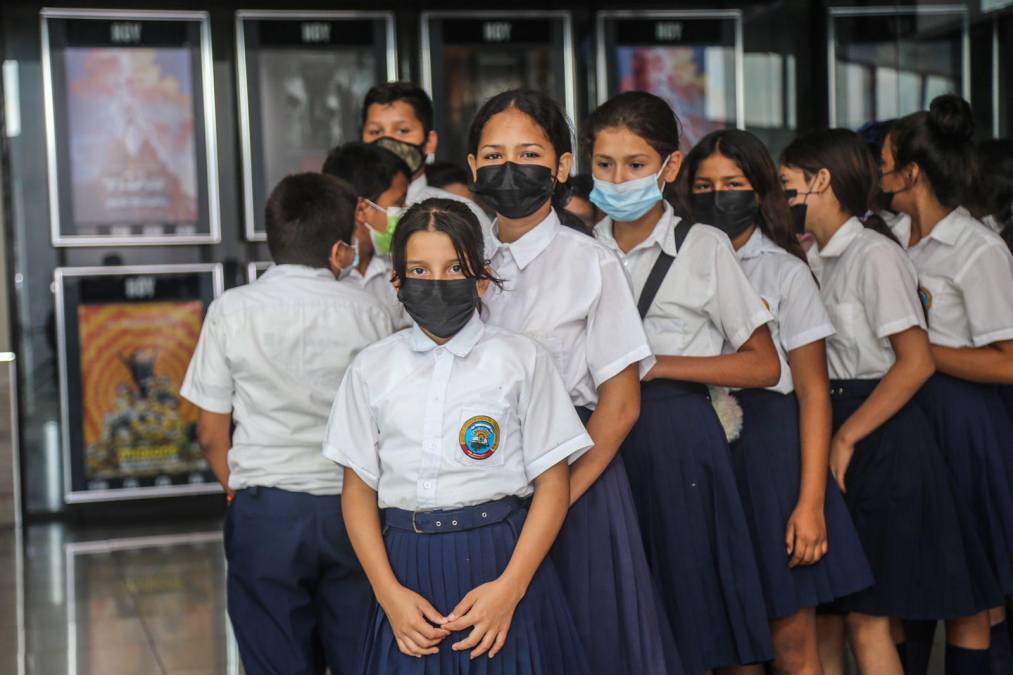 Esta actividad fue un regalo por el Día del Estudiante. La licenciada Rocío Cubías contó que solo un niño de todo el espacio pedagógico había tenido contacto con una sala de cine. Por lo que, surgió la idea de llevarlos a todos al cine por primera vez.