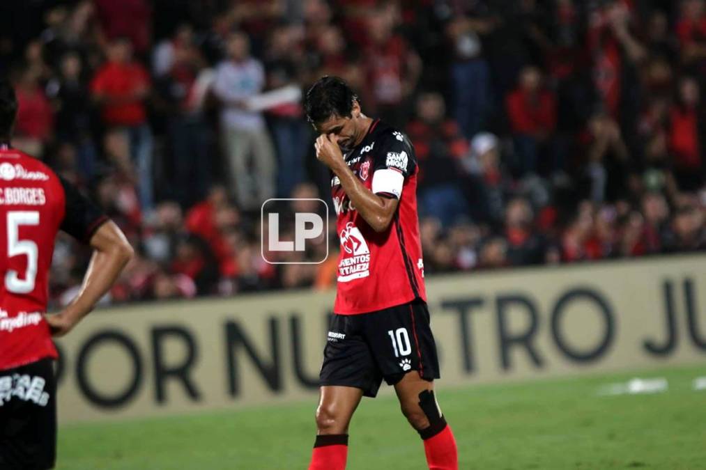Bryan Ruiz se despidió del fútbol a nivel de clubes con mucha tristeza. Fue su último partido con el Alajuelense.