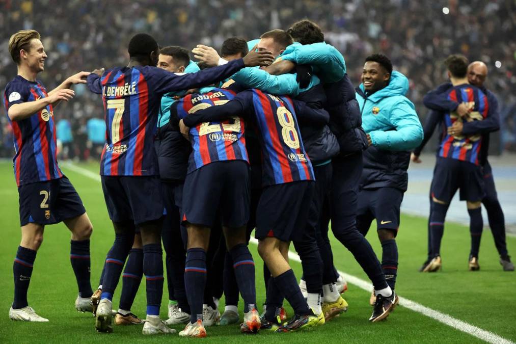 La unión de los jugadores del Barcelona celebrando el tercer gol del partido.
