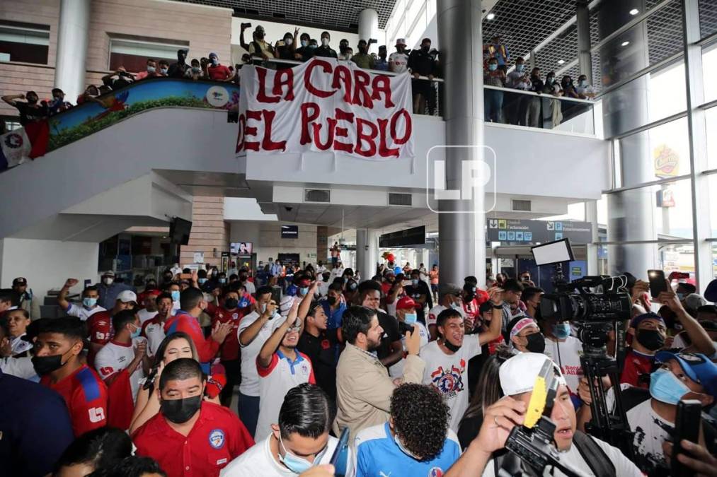 Decenas de aficionados del Olimpia se congregaron en el aeropuerto Toncontín de Tegucigalpa para darle un cariñoso recibimiento a los campeones de la Liga Concacaf.