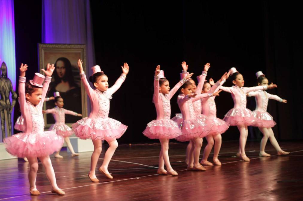 Las presentaciones estuvieron llenas de mucho color, dinamismo y puesta en escena por las pequeñas, quienes deleitaron al público con sus coreografías. 