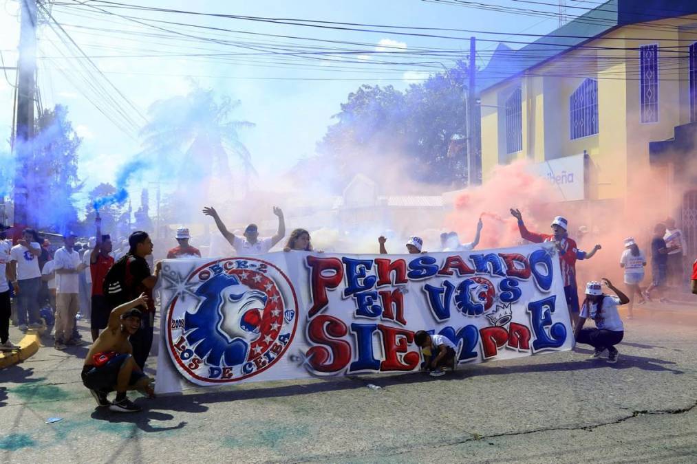 La barra Ultra Fiel asistió a La Ceiba para alentar a su amado Olimpia y le puso color al ambiente previo al partido.