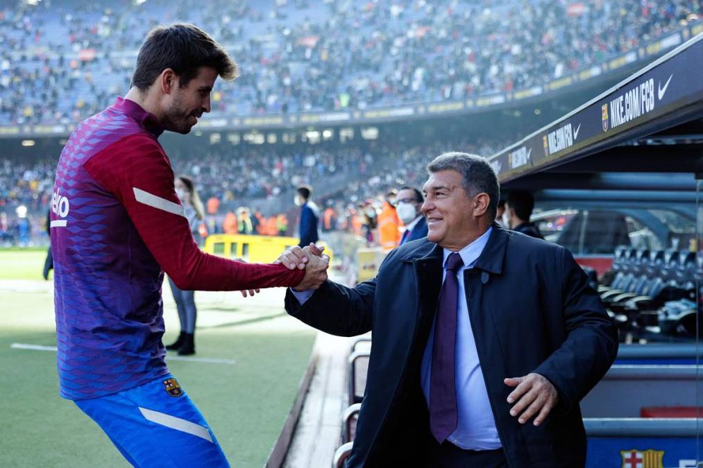 Piqué también cree que las palabras del presidente del Barça, Joan Laporta, en la última asamblea, donde aludió a jugadores que no habían querido bajarse el sueldo, generaron ese rechazo hacia su figura de parte de los socios. En el club querían que se marchara por la gran ficha que cobra y para que dejase espacio salarial a otras incorporaciones.