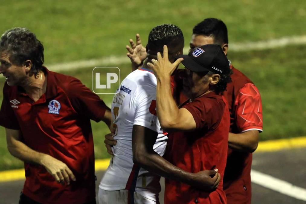 Pedro Troglio se abraza con Brayan Beckeles tras el golazo de Carlos ‘Mango‘ Sánchez.