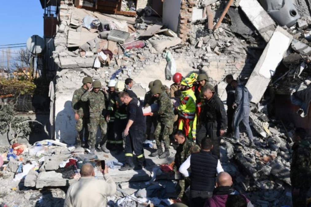 Francia, Italia, Grecia son algunos de los países que han enviado equipos para ayudar a las tareas de rescate, que se presentan complicadas ya que la retirada de escombros se efectúa en edificios que todavía están parcialmente en pie y bajo amenaza de derrumbe.