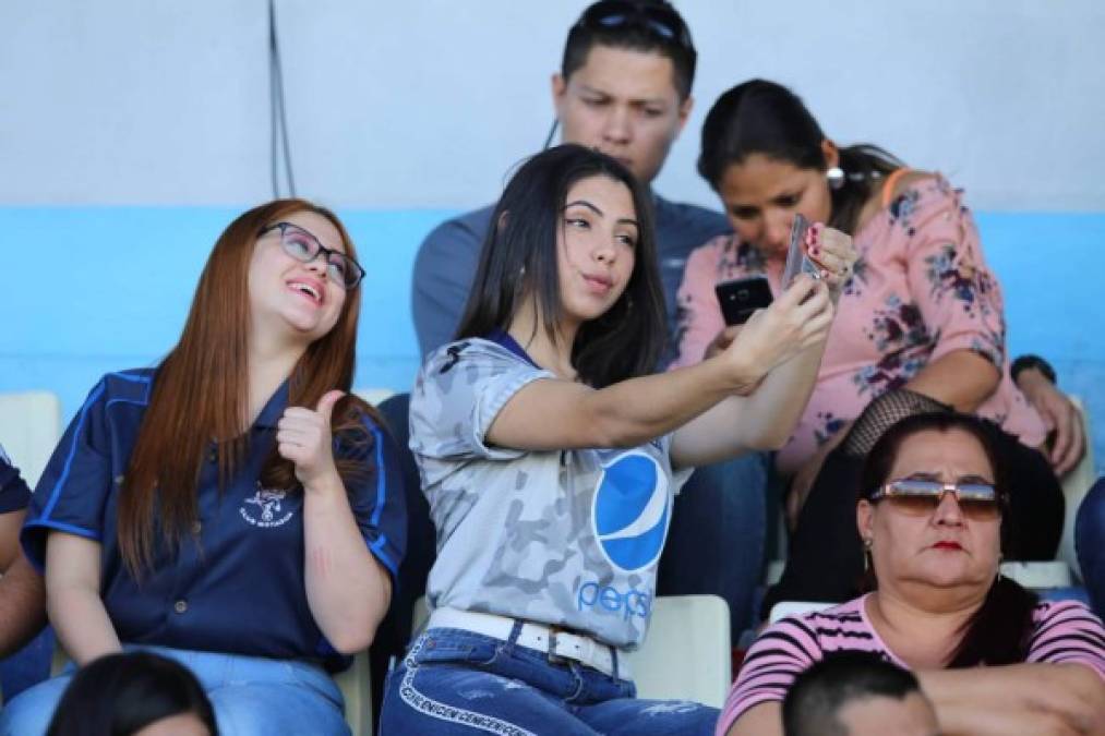 Selfie para guardar el momento en el estadio Nacional.