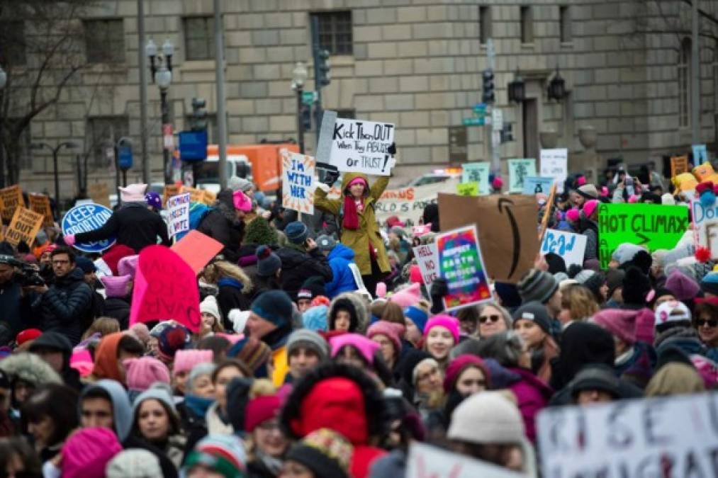 Como ellas, una pequeña multitud de mujeres de 7 a 77 años, feministas que venían con amigos o familiares y vestían la tradicional gorra rosa, caminaban y cantaban detrás de la Casa Blanca, en medio del frío y bajo la nieve.