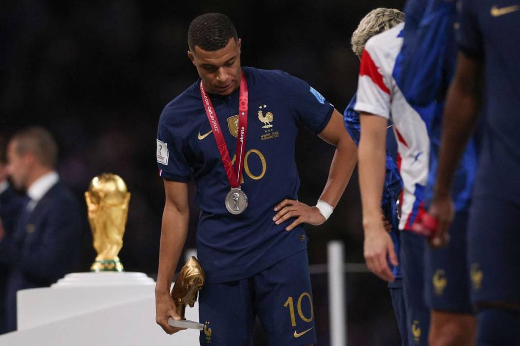Kylian Mbappé se mostró muy triste cuando pasó a recoger la medalla de subcampeón del mundo.
