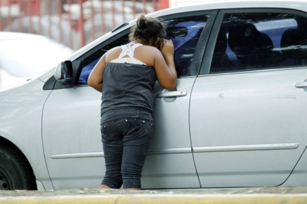 Las menores se acercan a los vehículos para platicar con ellos y ofrecer sus servicios.