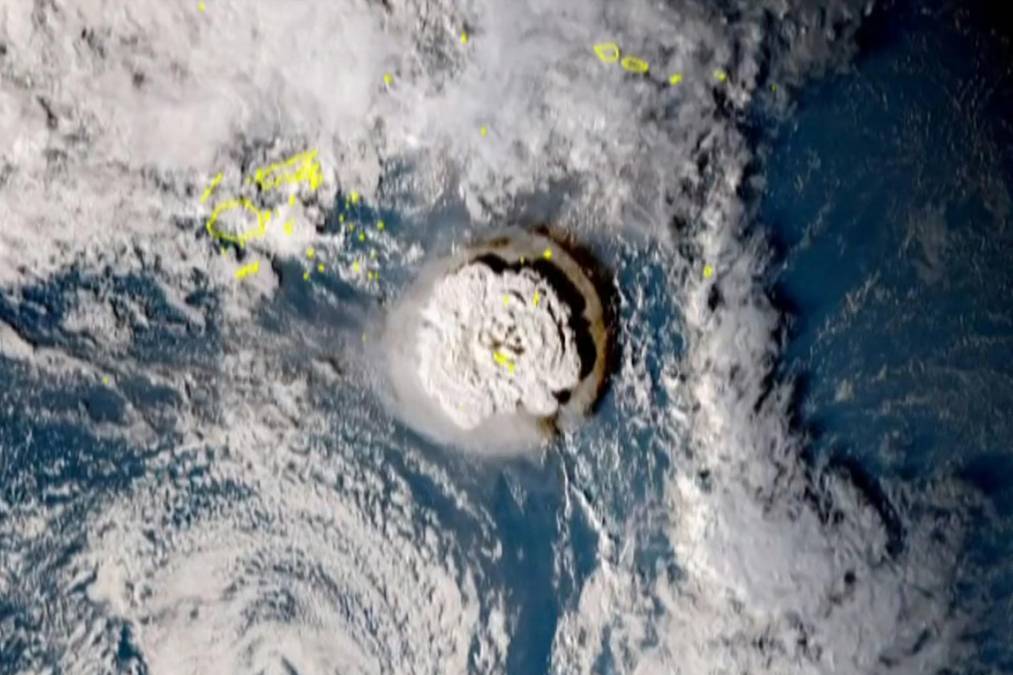 A través de imágenes tomadas desde el espacio, se pudo observar el momento en que la última erupción del volcán Hunga Tonga-Hunga Ha’apai envió un hongo de humo y ceniza al aire y una onda expansiva a través del mar circundante.