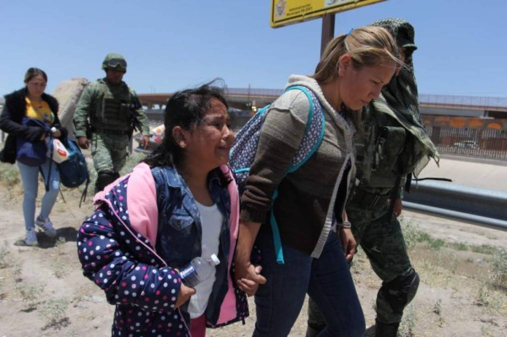 La mujer, de 33 años, rompió en llanto y rogaba a los agentes que la dejarán reunirse con su esposo y sus hijas de 9 y 6 años, que lograron eludir a los militares y cruzar a EEUU.