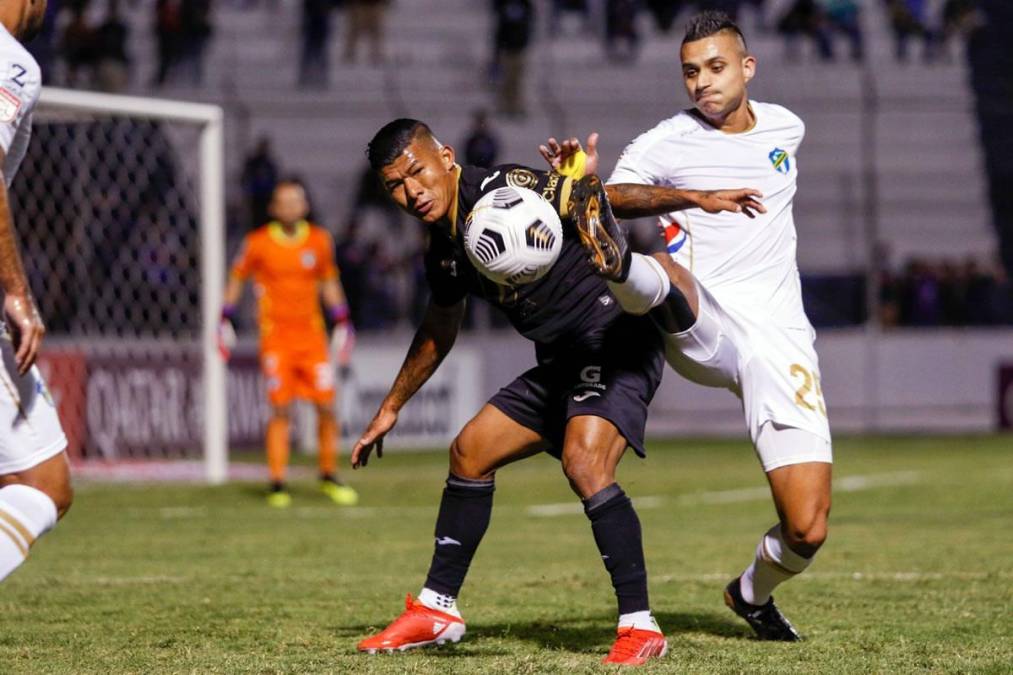 Iván ‘Chino‘ López en plena disputa del balón con Jorge Aparicio.