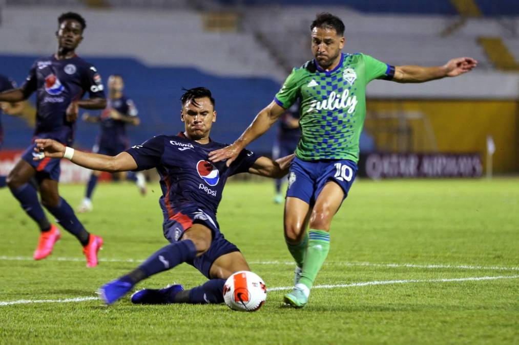 Denil Maldonado marcando al uruguayo Nicolás Lodeiro.