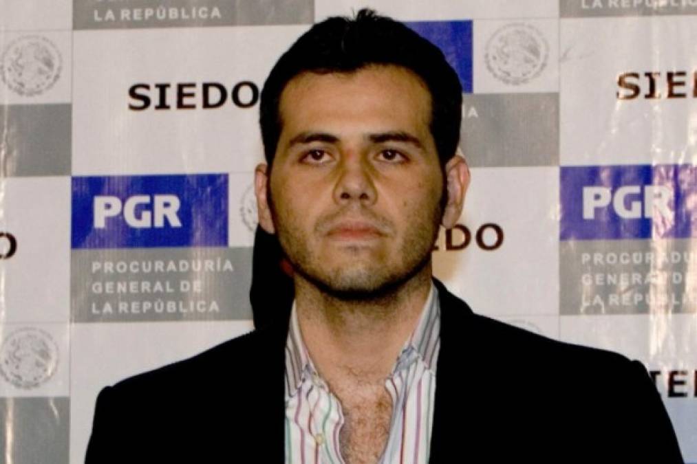 Según relató 'El Vicentillo', El Chapo intentó reconciliarse con Rodolfo, del cartel de Juárez, para facilitar el tráfico de drogas hacia EEUU, sin embargo, el poderoso capo lo dejó con la mano extendida y lo insultó. Un iracundo Guzmán pidió permiso a 'El Mayo' para asesinar a Carrillo. En 2004, mandó un grupo de sicarios para asesinar a Rodolfo y su familia.