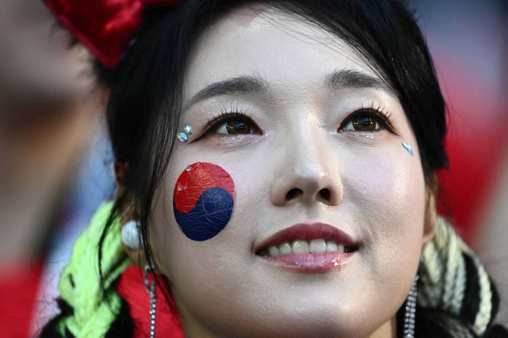 Locura por Son y lindas fans: ambiente del Uruguay-Corea