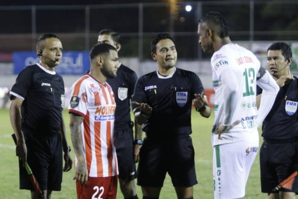 Los capitanes de Platense, Carlo Costly, y Vida, Alexander Aguilar, se saludan antes del partido en el estadio Excélsior. Foto Neptalí Romero