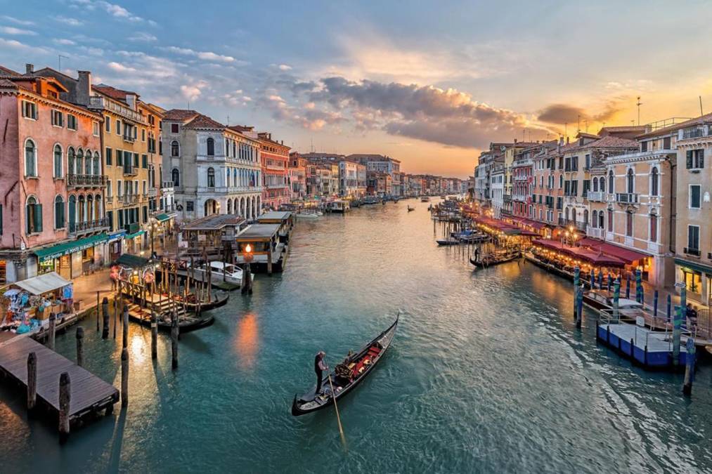 Venecia. Existen ciudades que con el paso del tiempo, permanecen inalterables, como es el caso de Venecia. Siendo la capital romántica de Italia, esta se conoce como la “Ciudad de los Canales”, gracias a su impresionante arquitectura. 
