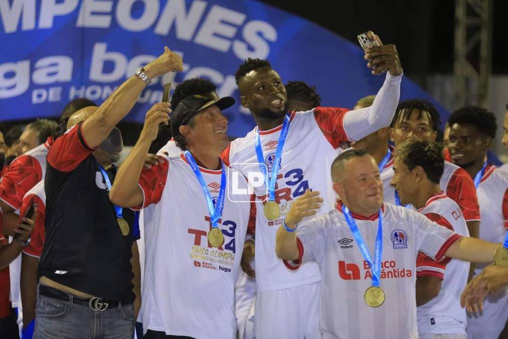 El selfie de Yustin Arboleda con Pedro Troglio en los festejos del tetracampeonato.