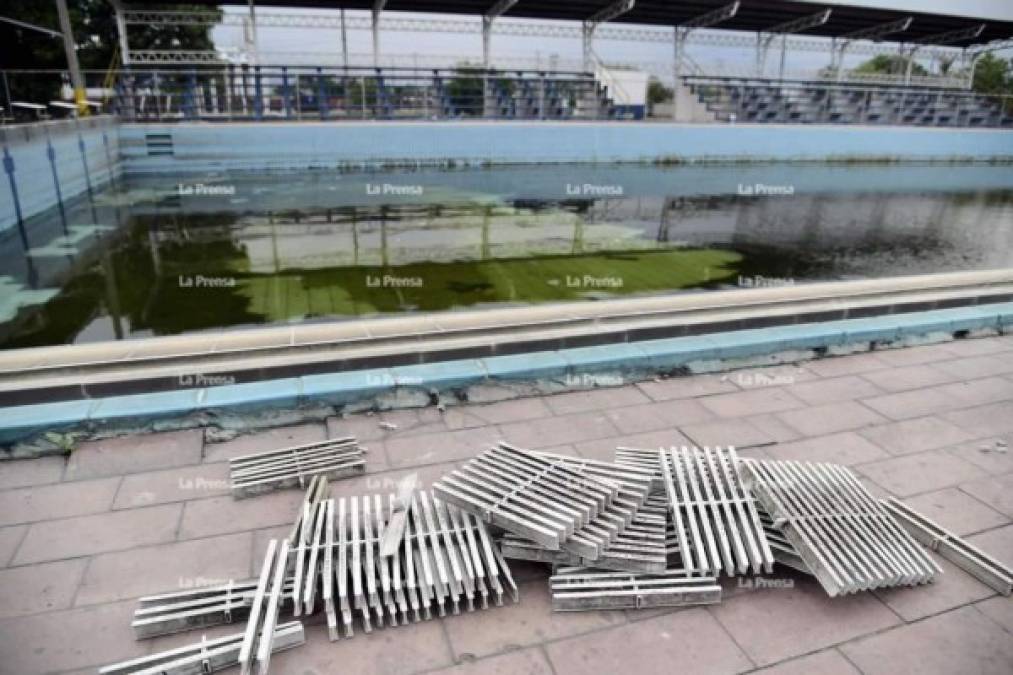 Actualmente, todos los nadadores son obligados a entrenar en la piscina semiprofesional de 25 metros que está al costado.