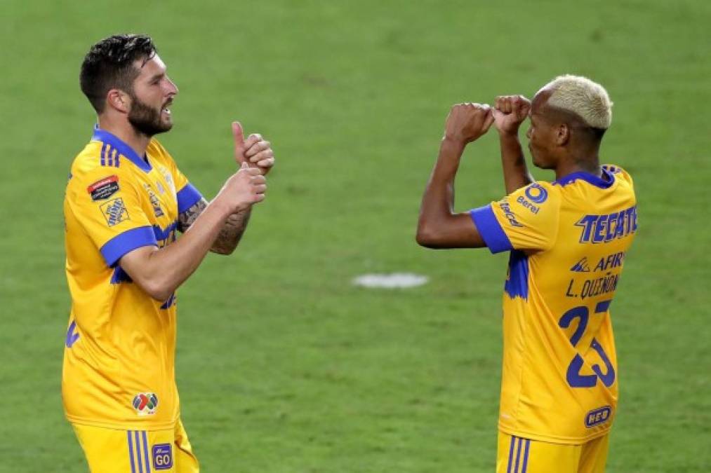 André-Pierre Gignac celebrando su segundo gol de penal con Luis Quiñones.