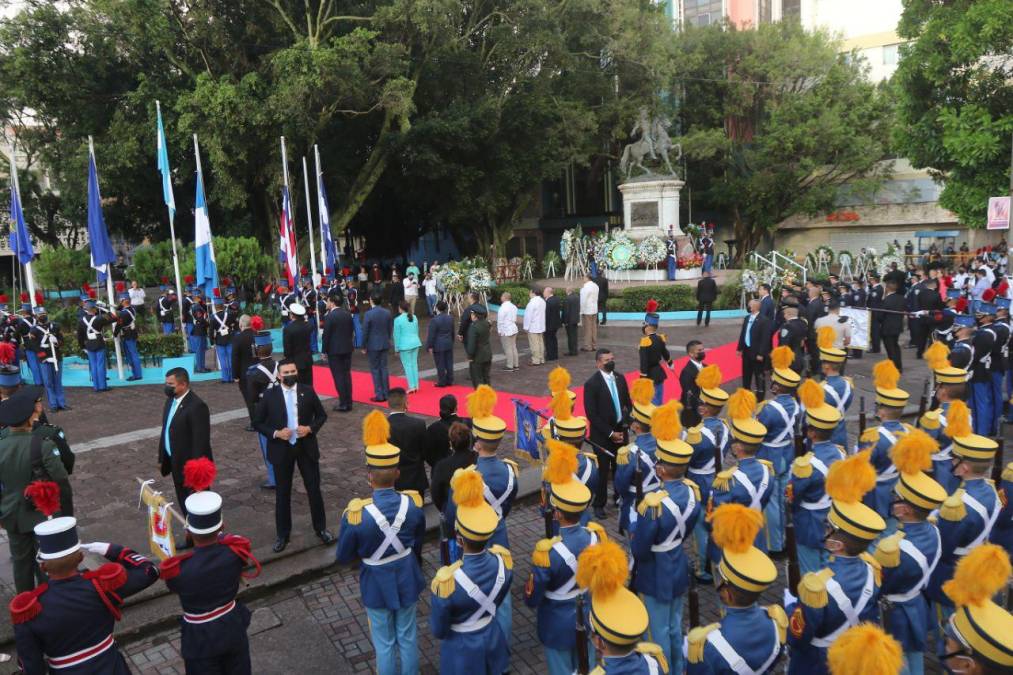 Con vestido azul turquesa, Xiomara Castro preside los desfiles de Independencia