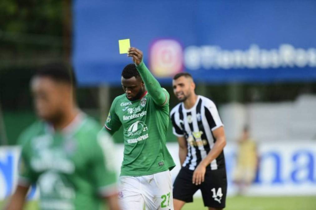 En un momento del partido, Yustin Arboleda se quedó con la tarjeta amarilla que se le cayó al árbitro Héctor Rodríguez.