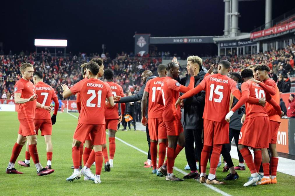 Los jugadores de la selección canadiense festejando su goleada contra Honduras.