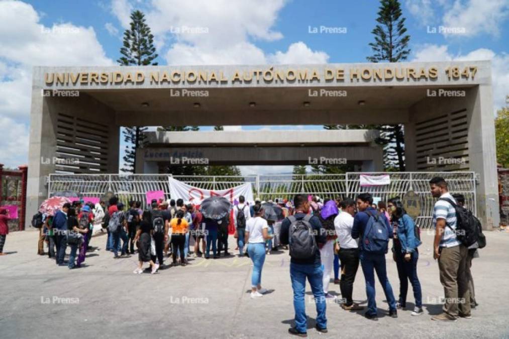 Mujeres estudiantes de la Universidad Nacional Autónoma de Honduras (Unah) se tomaron por varias horas parte de las instalaciones de ese centro educativo.<br/>