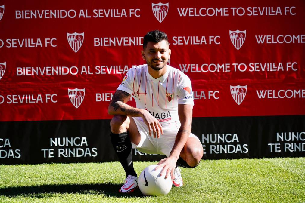 El mexicano Jesús Manuel ‘Tecatito’ Corona fue presentado como nuevo fichaje del Sevilla de España. Cabe señalar que el azteca ya debutó con el equipo y lo hizo en la Copa del Rey en la derrota de 2-1 que sufrieron ante Betis.