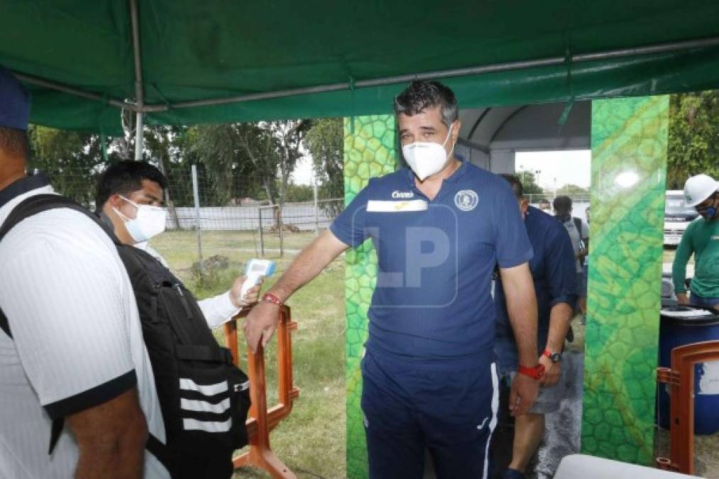 Diego Vázquez al momento de entrar al estadio Yankel Rosenthal, pasando por las medidas de bioseguridad.