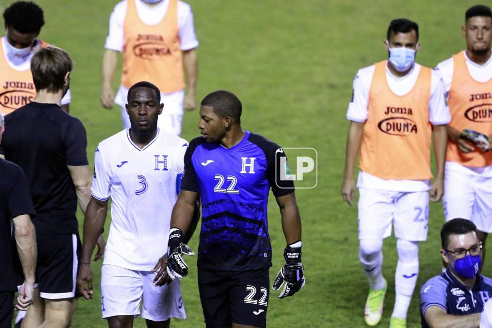 Maynor Figueroa y ‘Buba‘ López caminando hacia el vestuario.