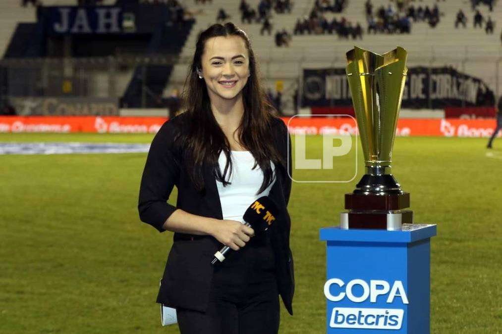 La bella presentadora de TVC, Isabel Zambrano, posando junto a la Copa Betcris previo al inicio del partido.