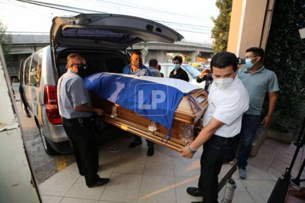 Tras ser velado durante la mañana y tarde en el estadio Nacional, el ataúd de Chelato Uclés fue trasladado a una funeraria.