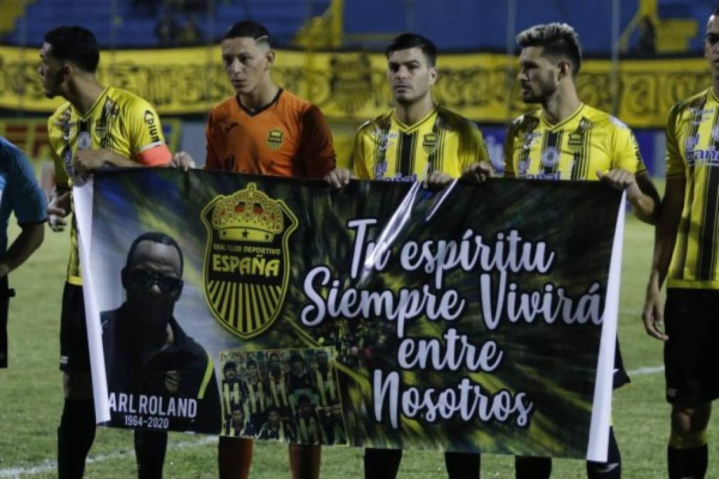 Real España tuvo un lindo gesto. El club presentó una pancarta en honor a Karl Anthony Roland, exjugador del club aurinegro que murió el pasado 13 de febrero.