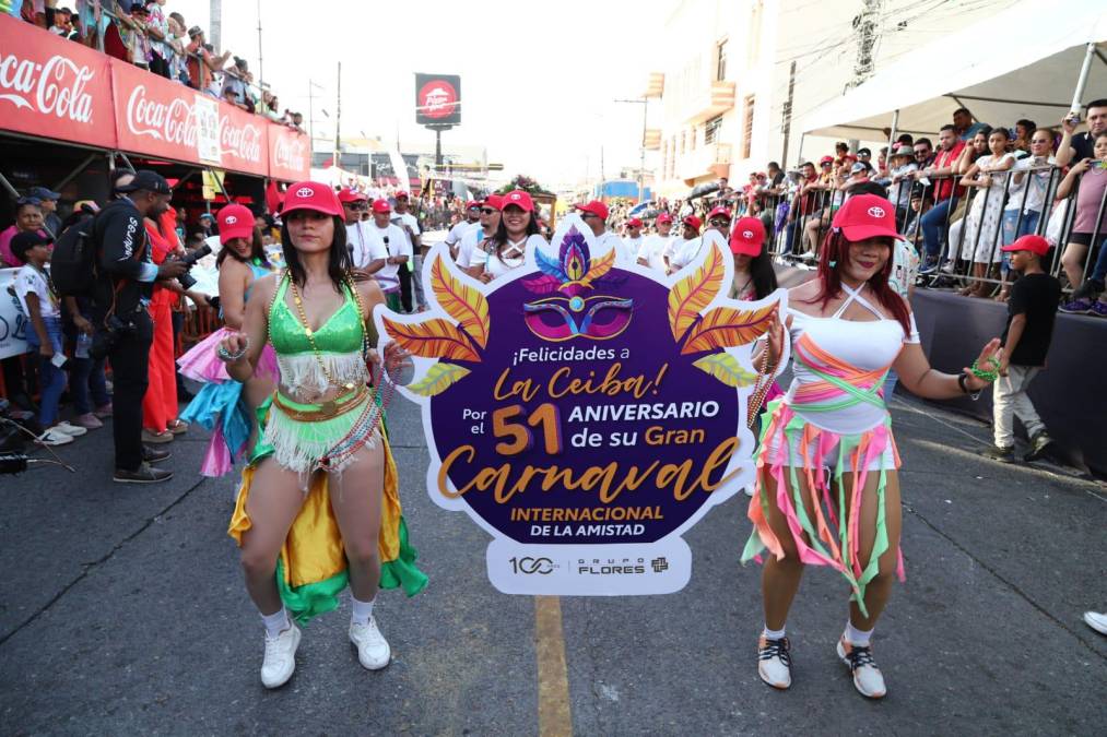 8. Además del desfile, el carnaval incluye eventos y actividades como conciertos, competencias de baile, elección de reinas y ferias gastronómicas.