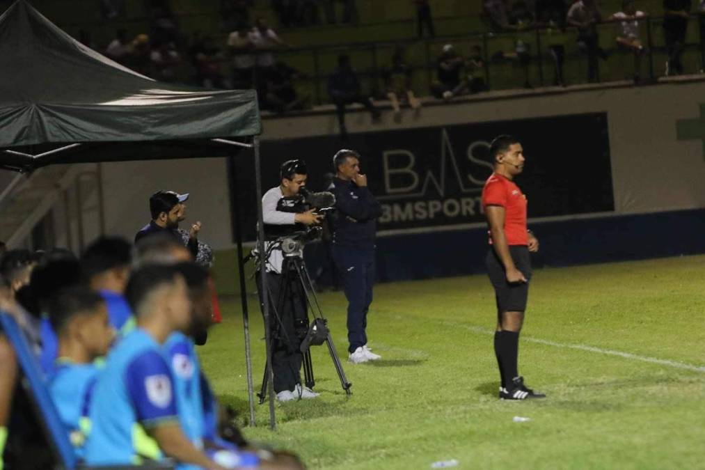 Diego Vázquez observando a pie de campo las acciones del partido contra el Olancho FC.