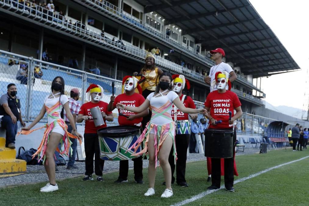 En la previa del partido hubo un show con muchos bailes.