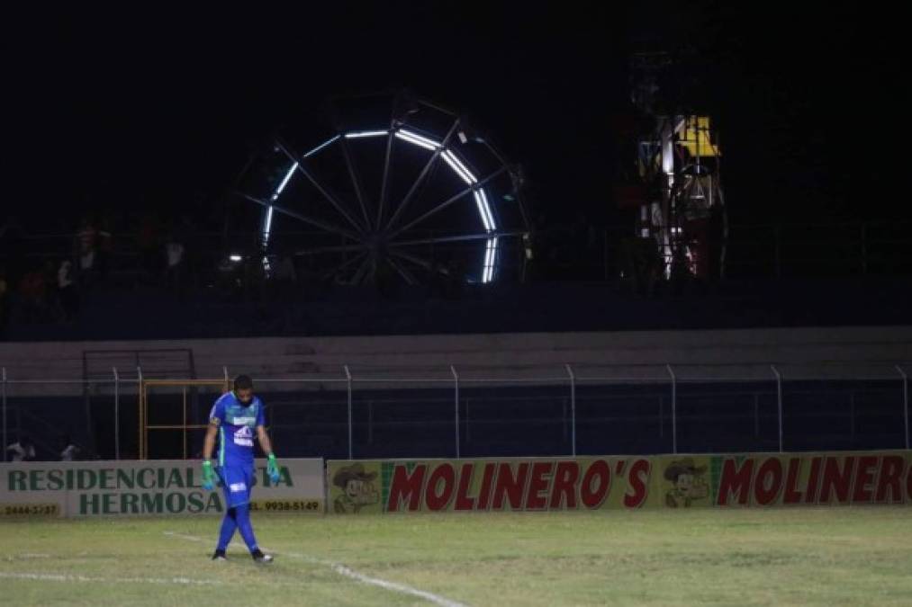 A la orilla del estadio San Jorge de Olanchito se observa unos juegos mecánicos.