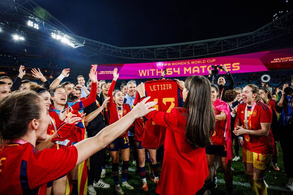 “¡Que bote la reina!, gritaban y saltaban las campeonas del mundo rodeando a la reina Letizia en el campo del Estadio Australia tras recibir la Copa de la FIFA, en medio de la euforia y la algarabía de las campeonas.