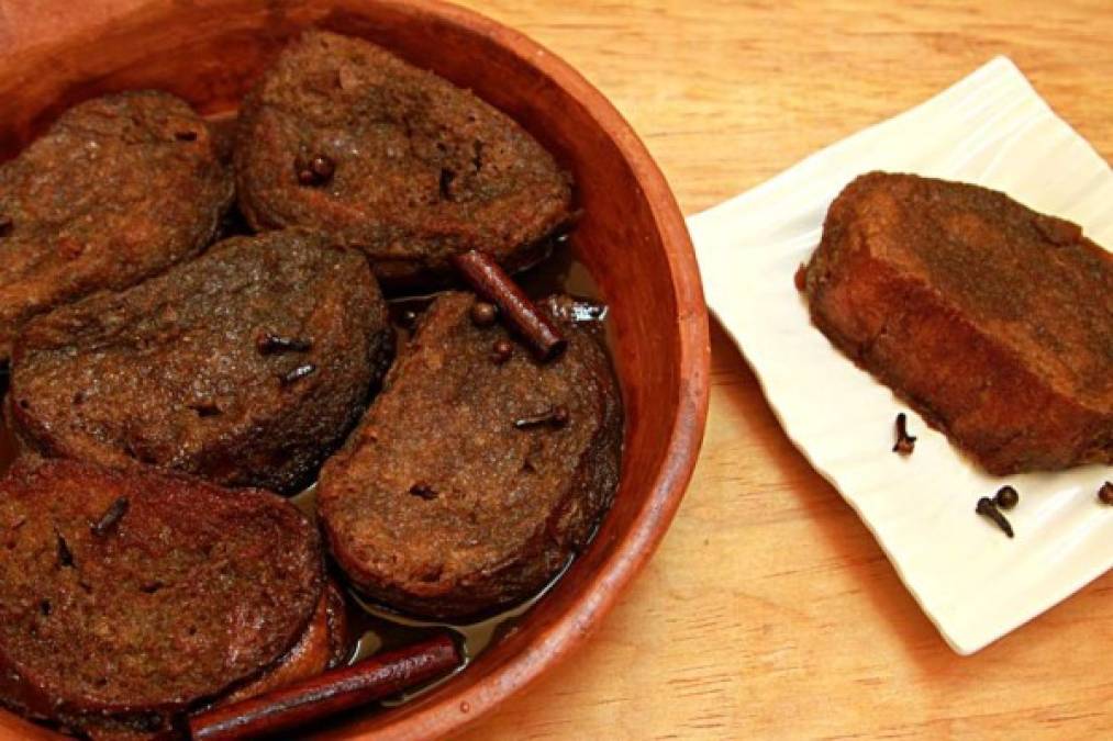 Torrejas en miel, tipo de postre predilecto de hogares hondureños.