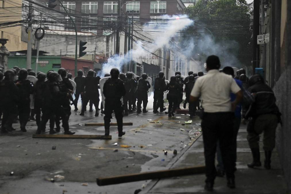 “Aquí hay kaibiles entrenados para morir”, advierten ex militares guatemaltecos tras invadir Congreso