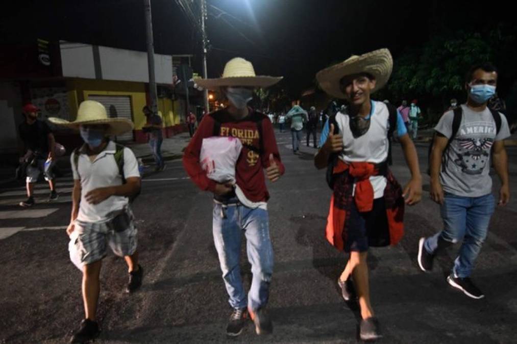 Sin embargo, en esta ocasión, desde la tarde se fueron concentrando cientos de personas en la terminal de transporte, la mayoría muy jóvenes y muy pocas mujeres con hijos pequeños.